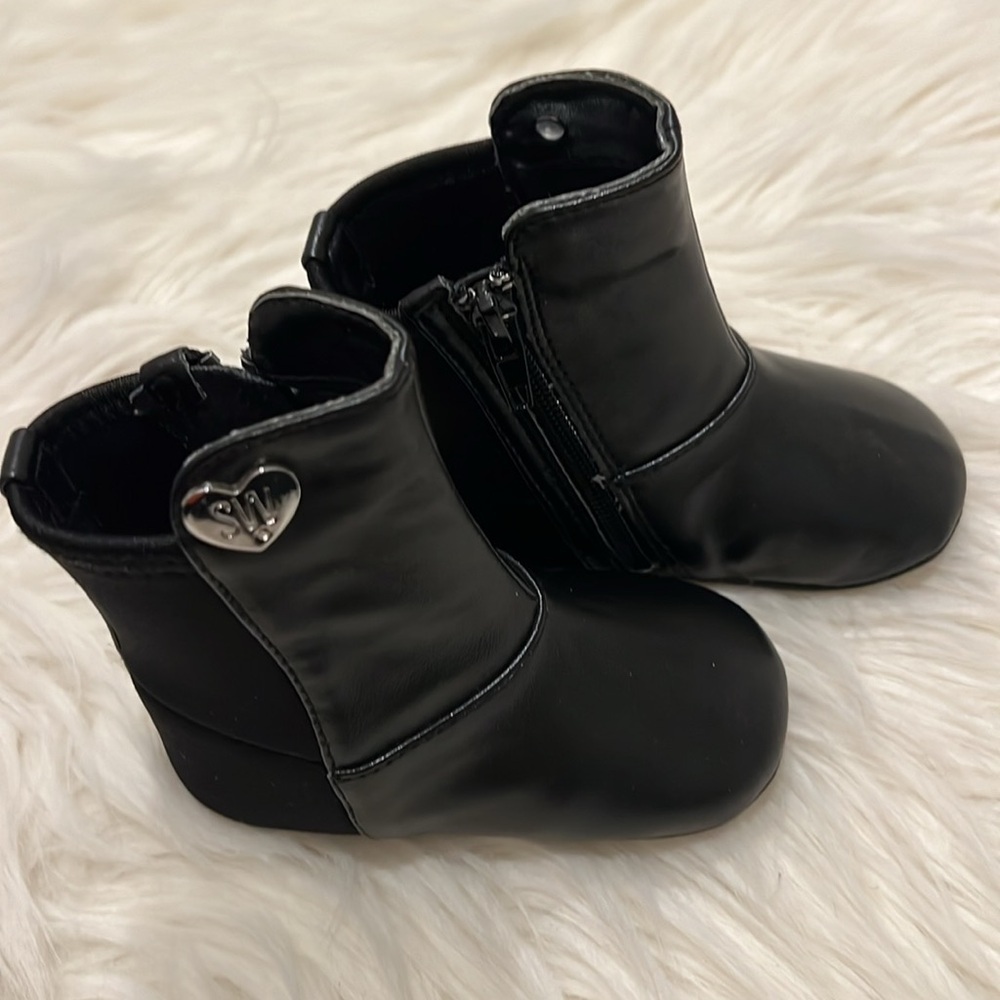 Stuart Weitzman 50/50 Black Baby Silver Heart Bootie size:3 Holiday fall winter